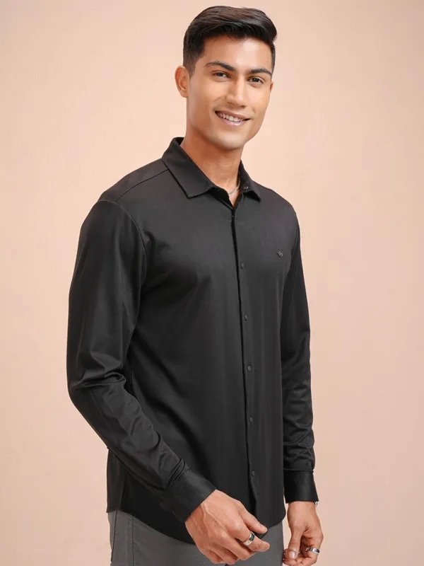 Highlander Men Black Solid Slim Fit Casual Shirt