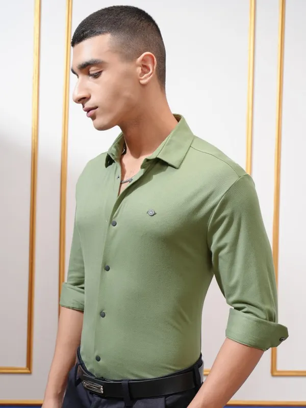 Highlander Men Green Solid Slim Fit Casual Shirt