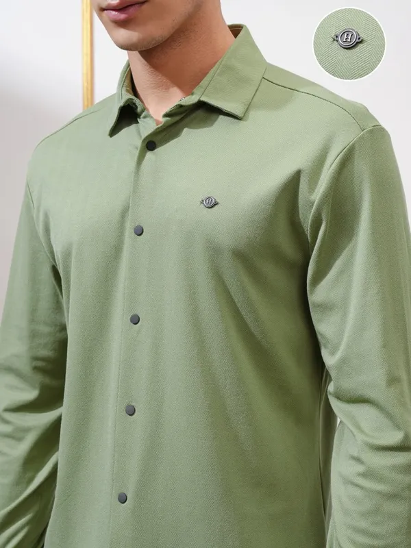 Highlander Men Green Solid Slim Fit Casual Shirt