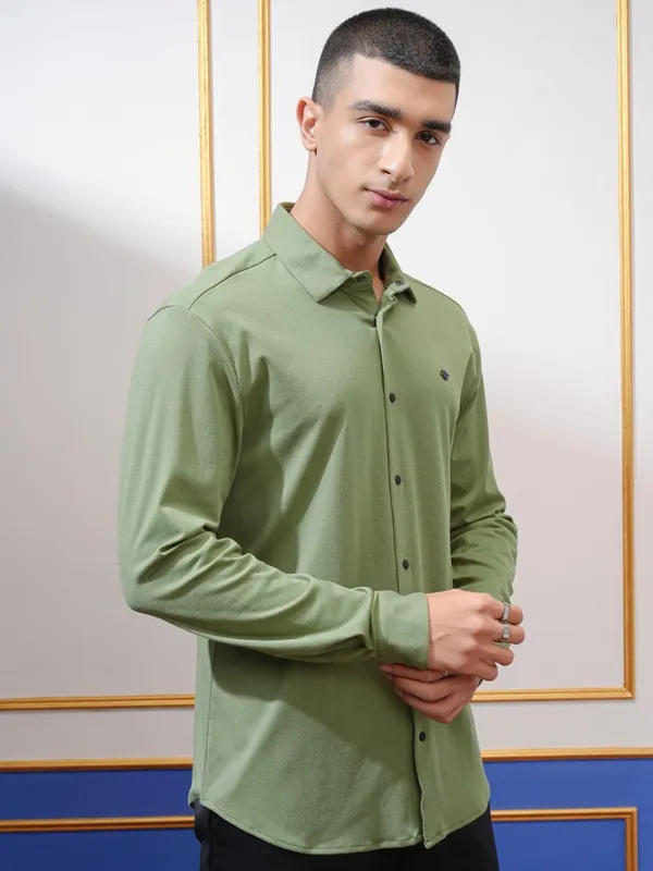 Highlander Men Green Solid Slim Fit Casual Shirt