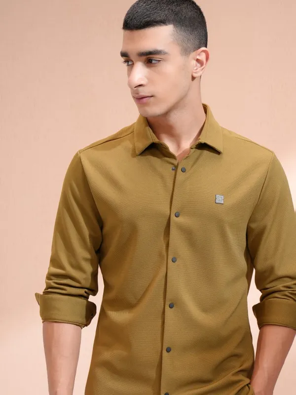 Highlander Men Khaki Solid Slim Fit Casual Shirt