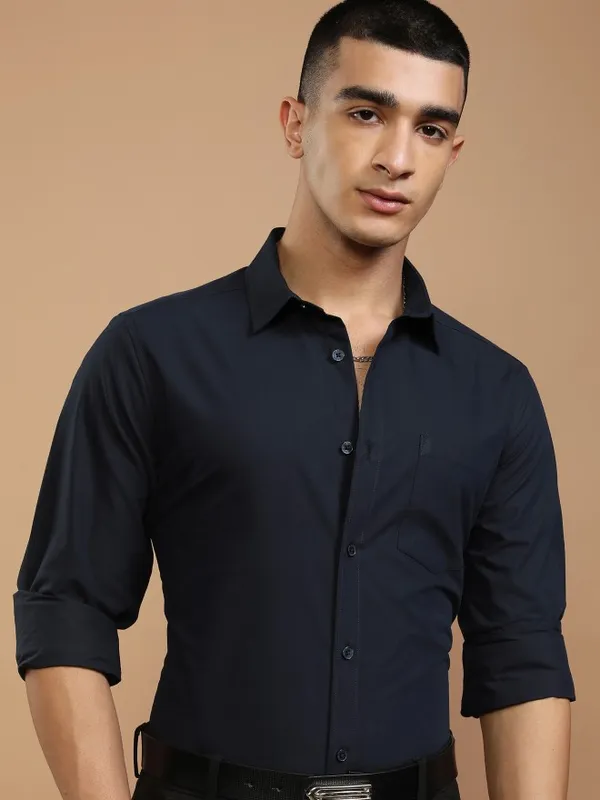 Highlander Men Navy Blue Solid Slim Fit Casual Shirt