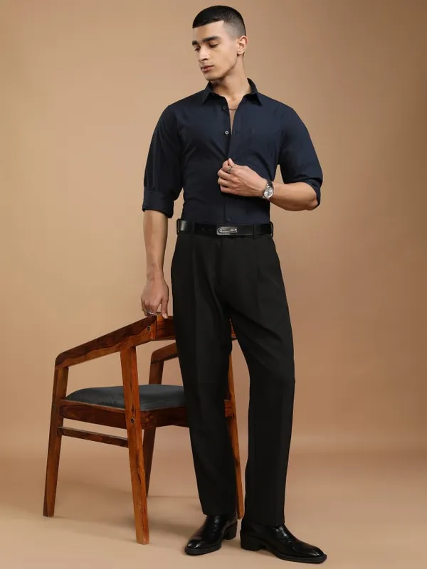 Highlander Men Navy Blue Solid Slim Fit Casual Shirt