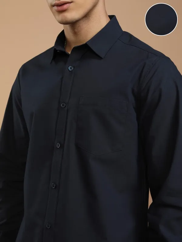 Highlander Men Navy Blue Solid Slim Fit Casual Shirt