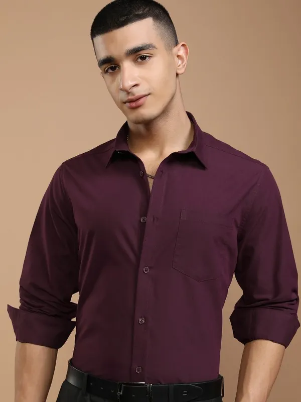 Highlander Men Burgundy Solid Slim Fit Casual Shirt