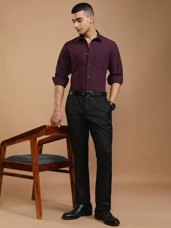 Highlander Men Burgundy Solid Slim Fit Casual Shirt