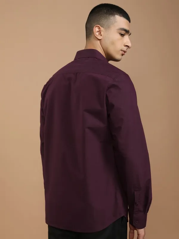 Highlander Men Burgundy Solid Slim Fit Casual Shirt