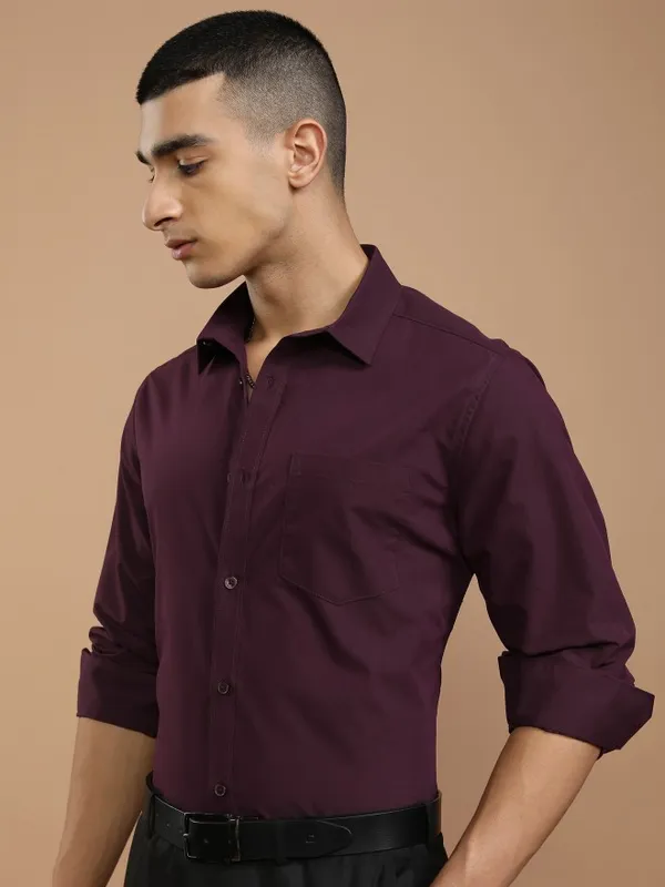 Highlander Men Burgundy Solid Slim Fit Casual Shirt