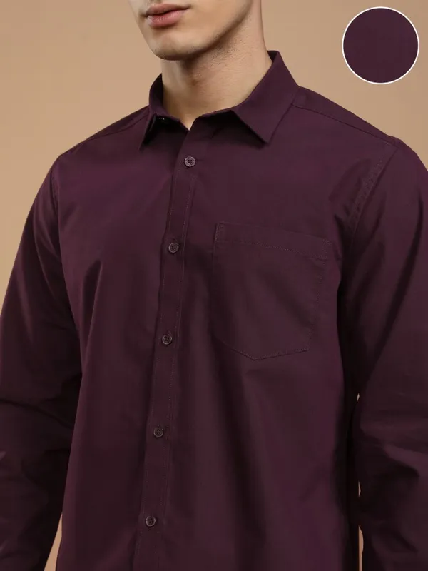 Highlander Men Burgundy Solid Slim Fit Casual Shirt