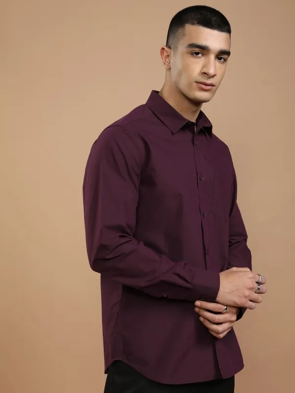Highlander Men Burgundy Solid Slim Fit Casual Shirt