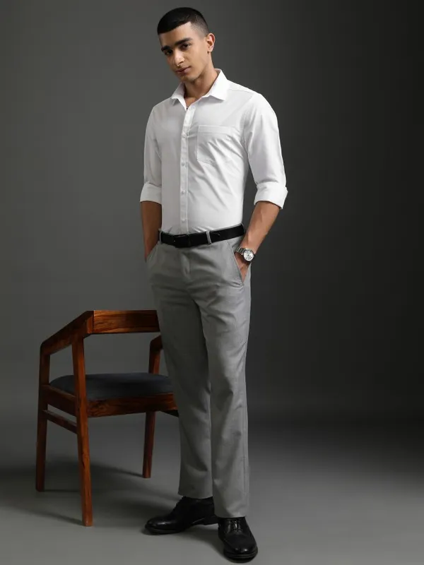 Highlander Men White Solid Slim Fit Casual Shirt