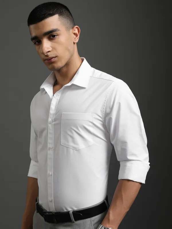 Highlander Men White Solid Slim Fit Casual Shirt