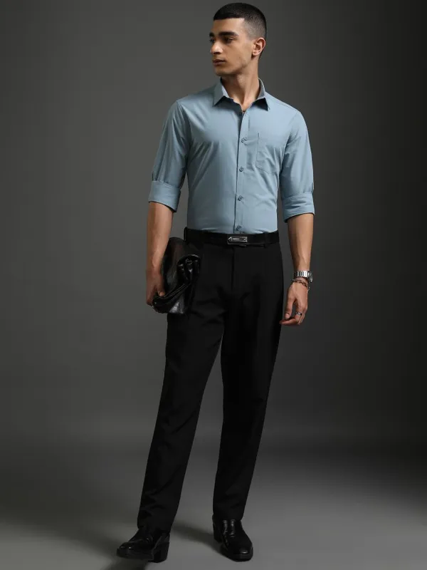 Highlander Men Blue Solid Slim Fit Casual Shirt