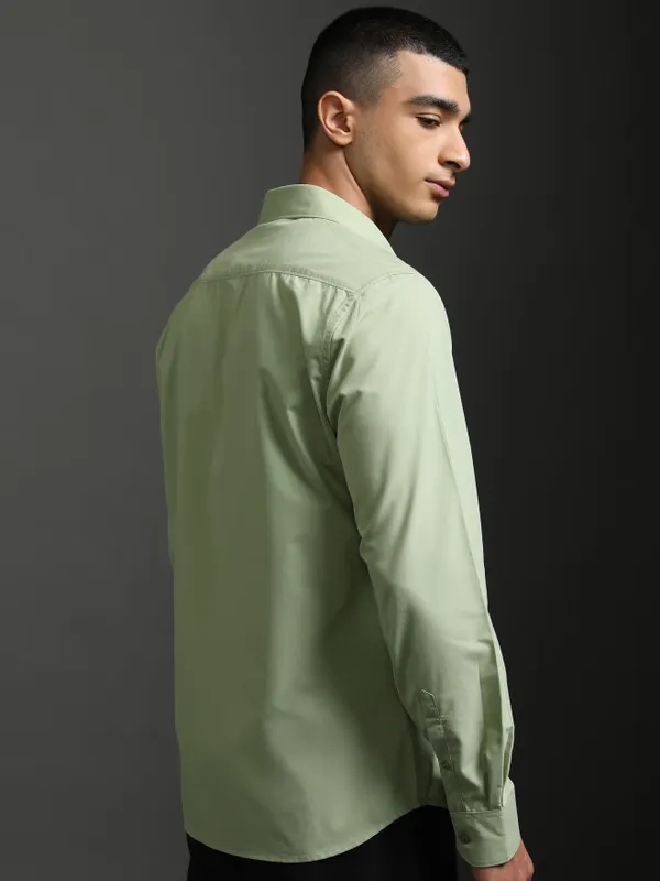 Highlander Men Green Solid Slim Fit Casual Shirt