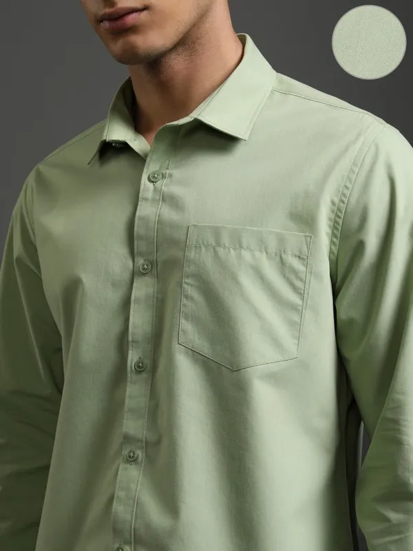 Highlander Men Green Solid Slim Fit Casual Shirt