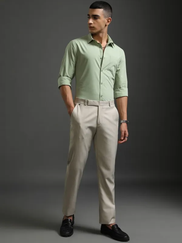 Highlander Men Green Solid Slim Fit Casual Shirt