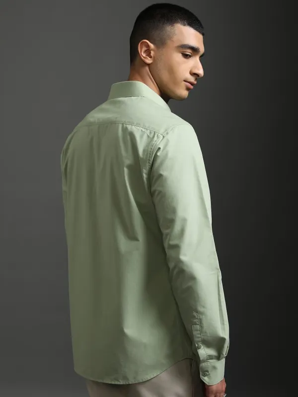 Highlander Men Green Solid Slim Fit Casual Shirt