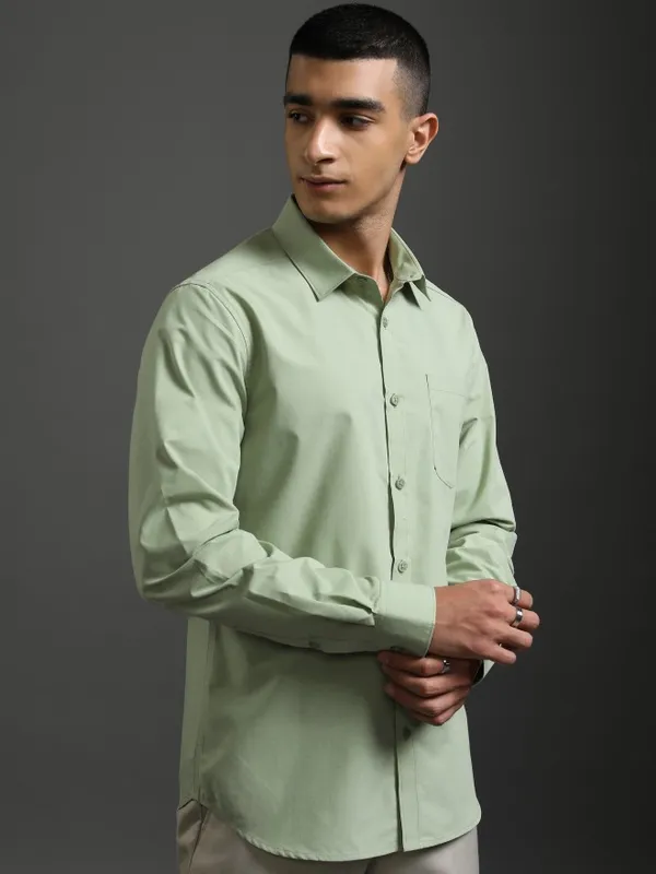 Highlander Men Green Solid Slim Fit Casual Shirt