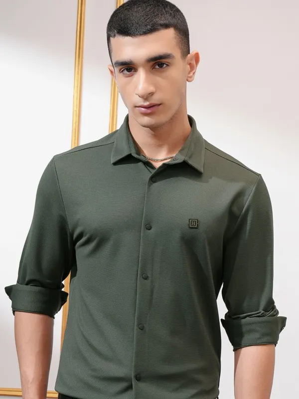 Highlander Men Olive Solid Slim Fit Casual Shirt
