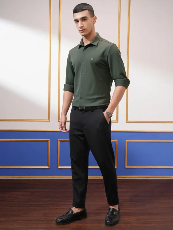 Highlander Men Olive Solid Slim Fit Casual Shirt