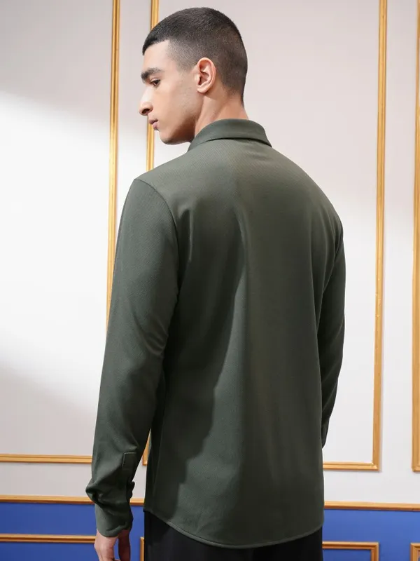 Highlander Men Olive Solid Slim Fit Casual Shirt