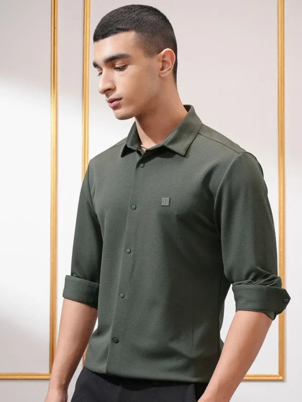 Highlander Men Olive Solid Slim Fit Casual Shirt
