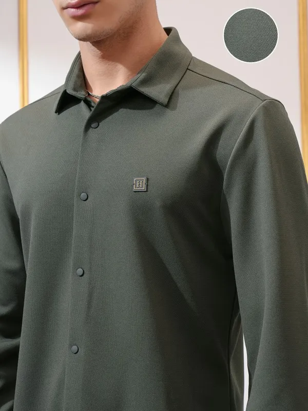 Highlander Men Olive Solid Slim Fit Casual Shirt