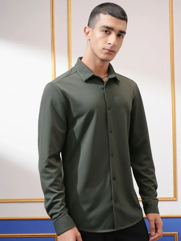 Highlander Men Olive Solid Slim Fit Casual Shirt