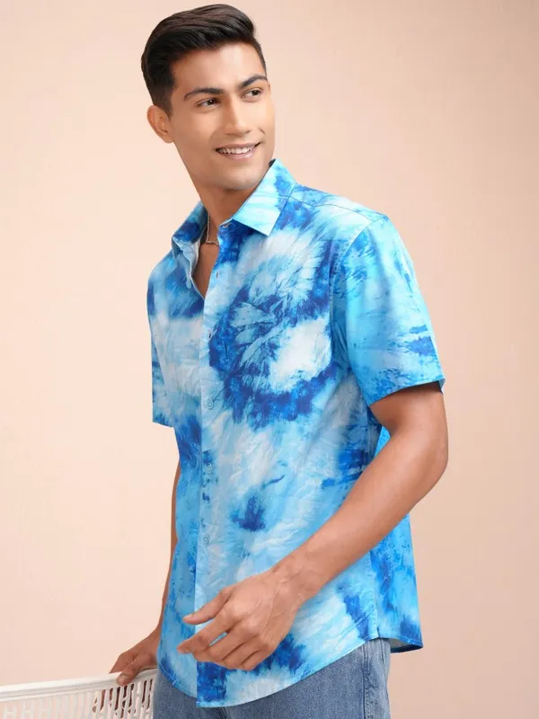 Locomotive Men Blue Printed Relaxed Fit Casual Shirt