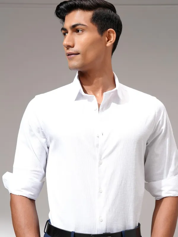 Highlander Men White Solid Slim Fit Casual Shirt