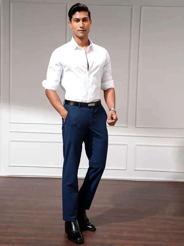 Highlander Men White Solid Slim Fit Casual Shirt