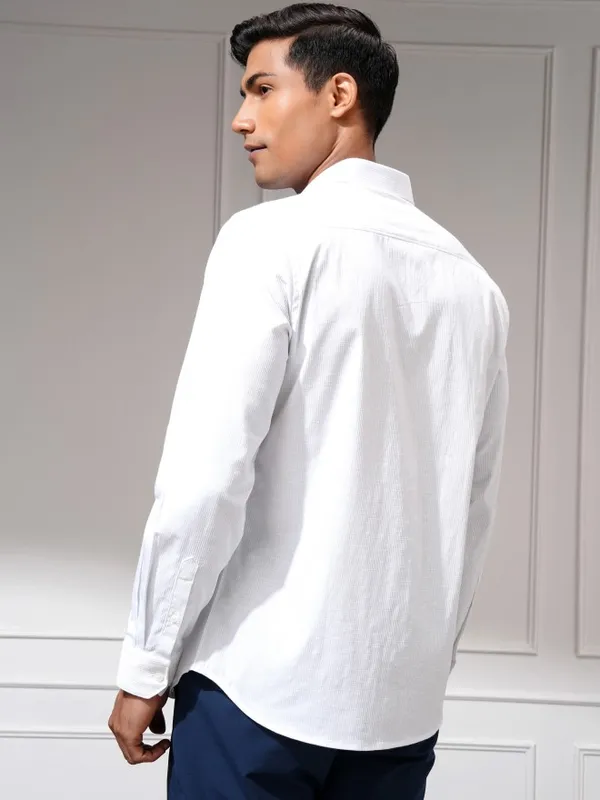 Highlander Men White Solid Slim Fit Casual Shirt