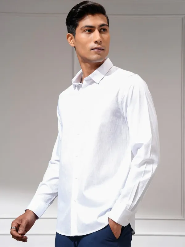 Highlander Men White Solid Slim Fit Casual Shirt