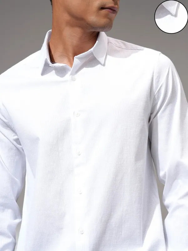 Highlander Men White Solid Slim Fit Casual Shirt