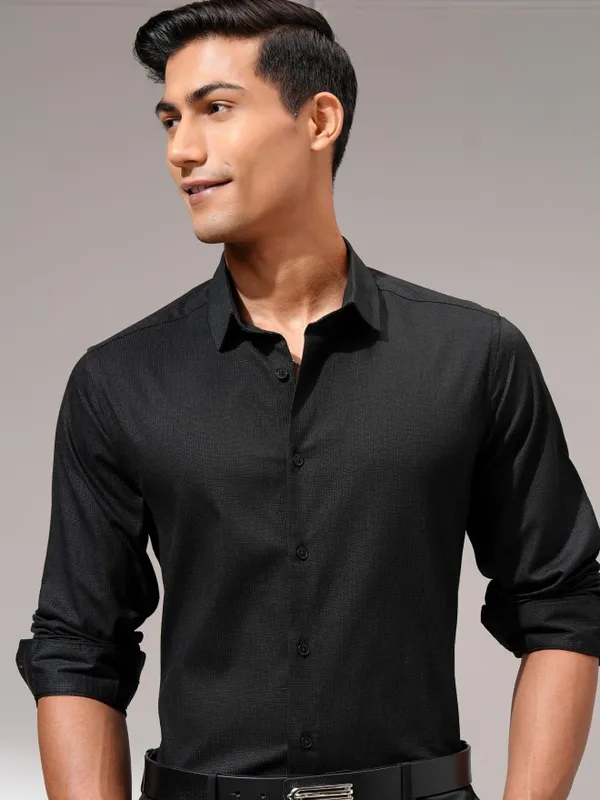 Highlander Men Black Solid Slim Fit Casual Shirt
