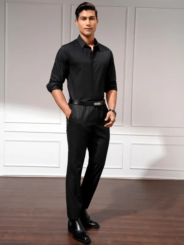 Highlander Men Black Solid Slim Fit Casual Shirt