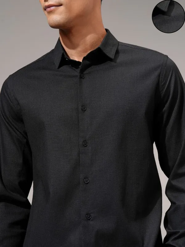 Highlander Men Black Solid Slim Fit Casual Shirt