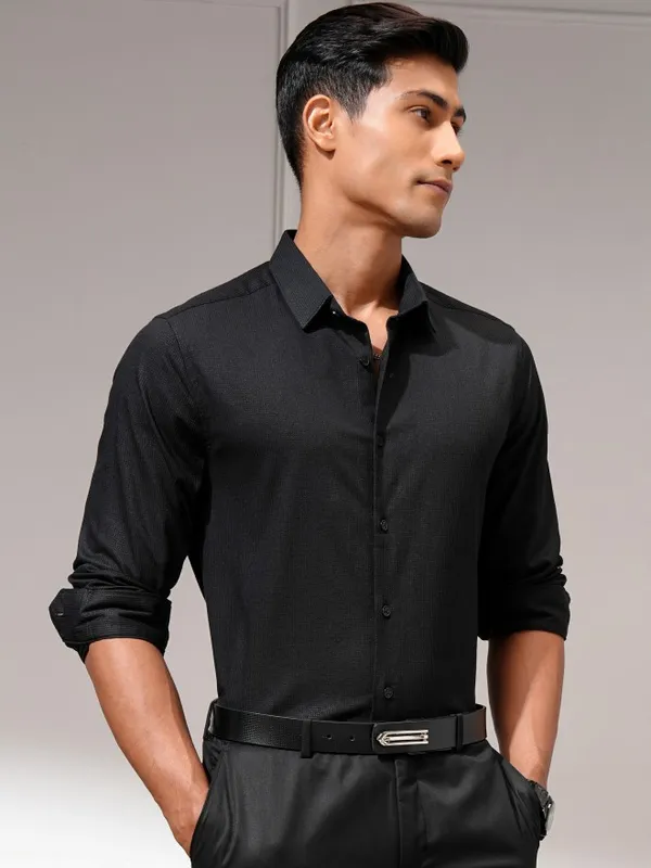 Highlander Men Black Solid Slim Fit Casual Shirt