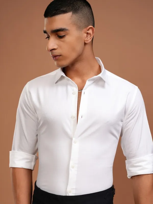 Highlander Men White Solid Slim Fit Casual Shirt