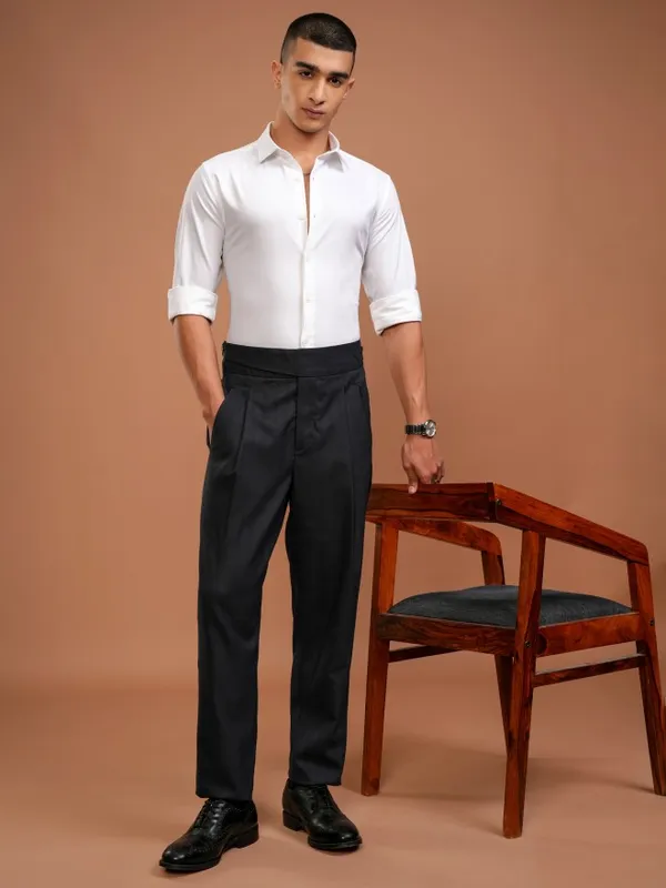 Highlander Men White Solid Slim Fit Casual Shirt