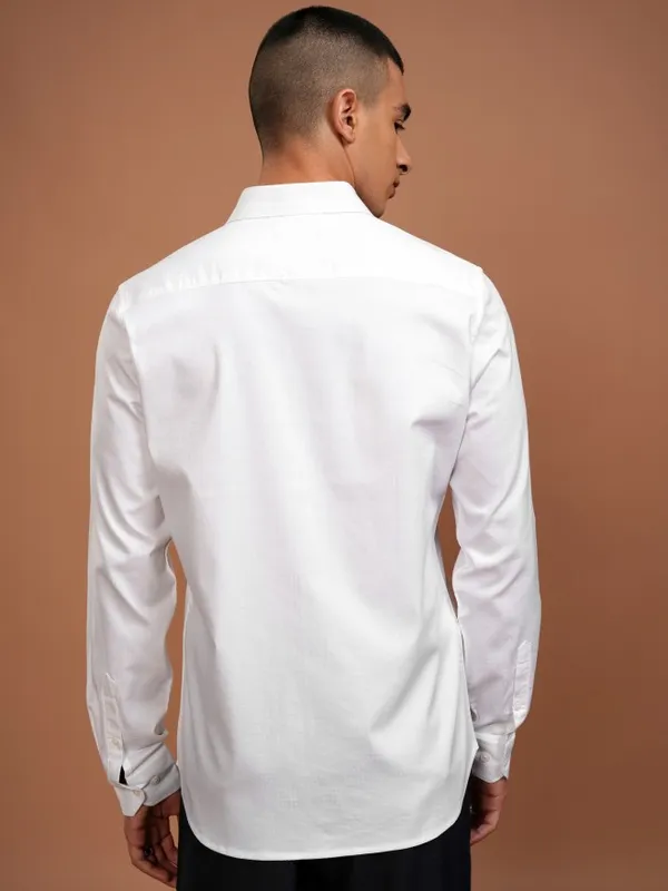 Highlander Men White Solid Slim Fit Casual Shirt