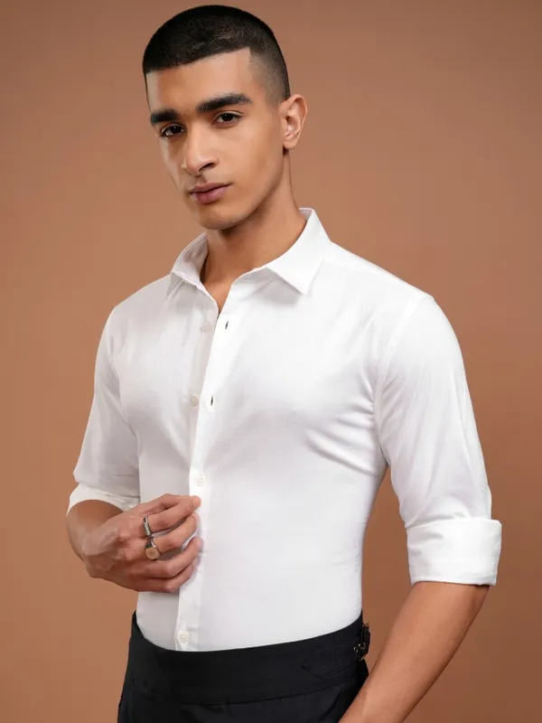 Highlander Men White Solid Slim Fit Casual Shirt