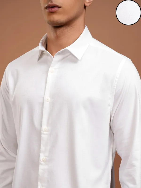Highlander Men White Solid Slim Fit Casual Shirt