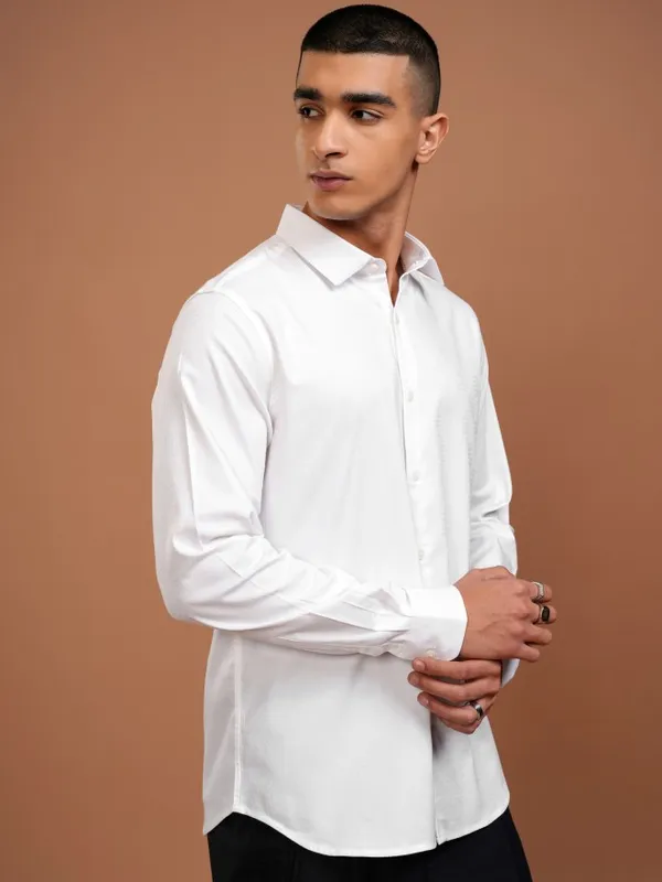 Highlander Men White Solid Slim Fit Casual Shirt
