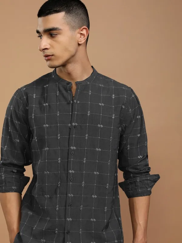 Highlander Men Grey Checked Slim Fit Casual Shirt