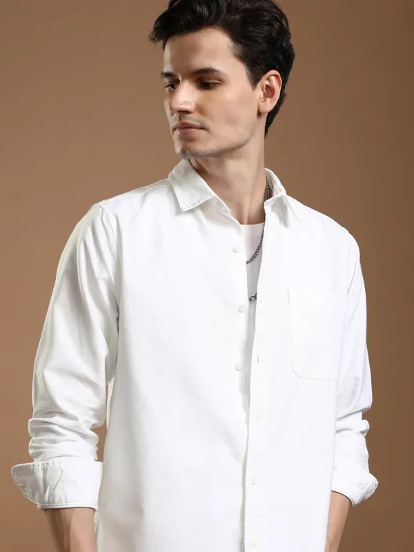 Highlander Men White Solid Slim Fit Casual Shirt