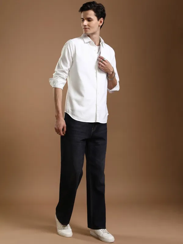 Highlander Men White Solid Slim Fit Casual Shirt