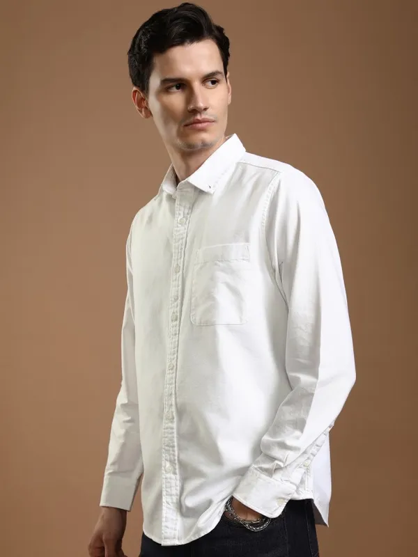 Highlander Men White Solid Slim Fit Casual Shirt