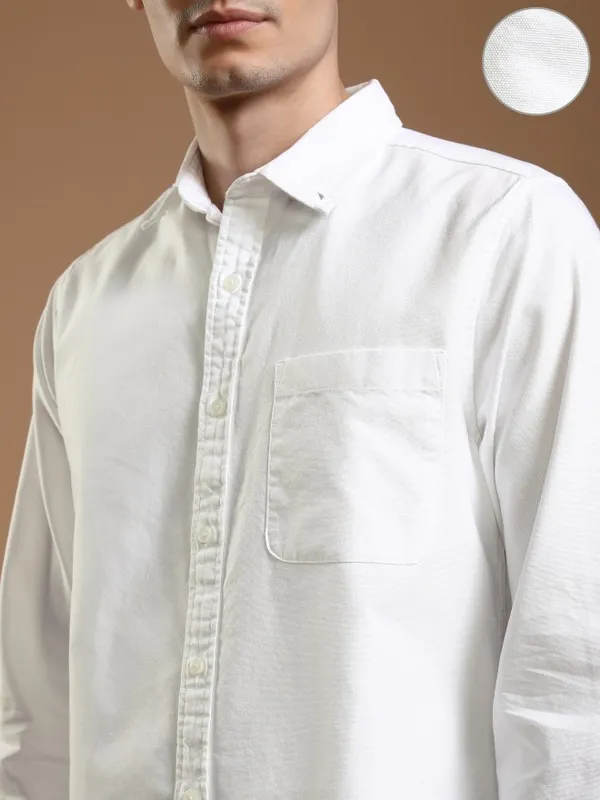 Highlander Men White Solid Slim Fit Casual Shirt