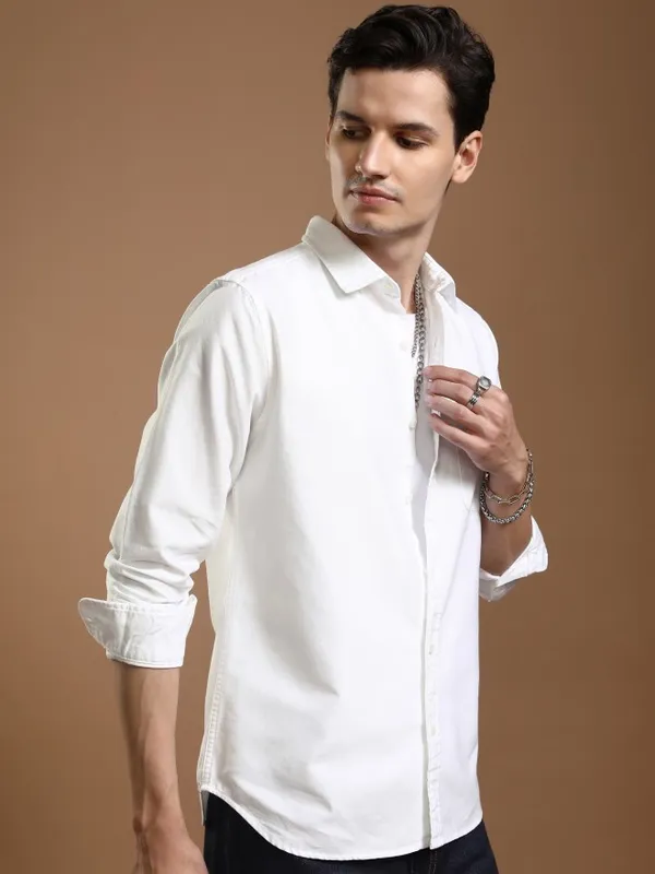 Highlander Men White Solid Slim Fit Casual Shirt